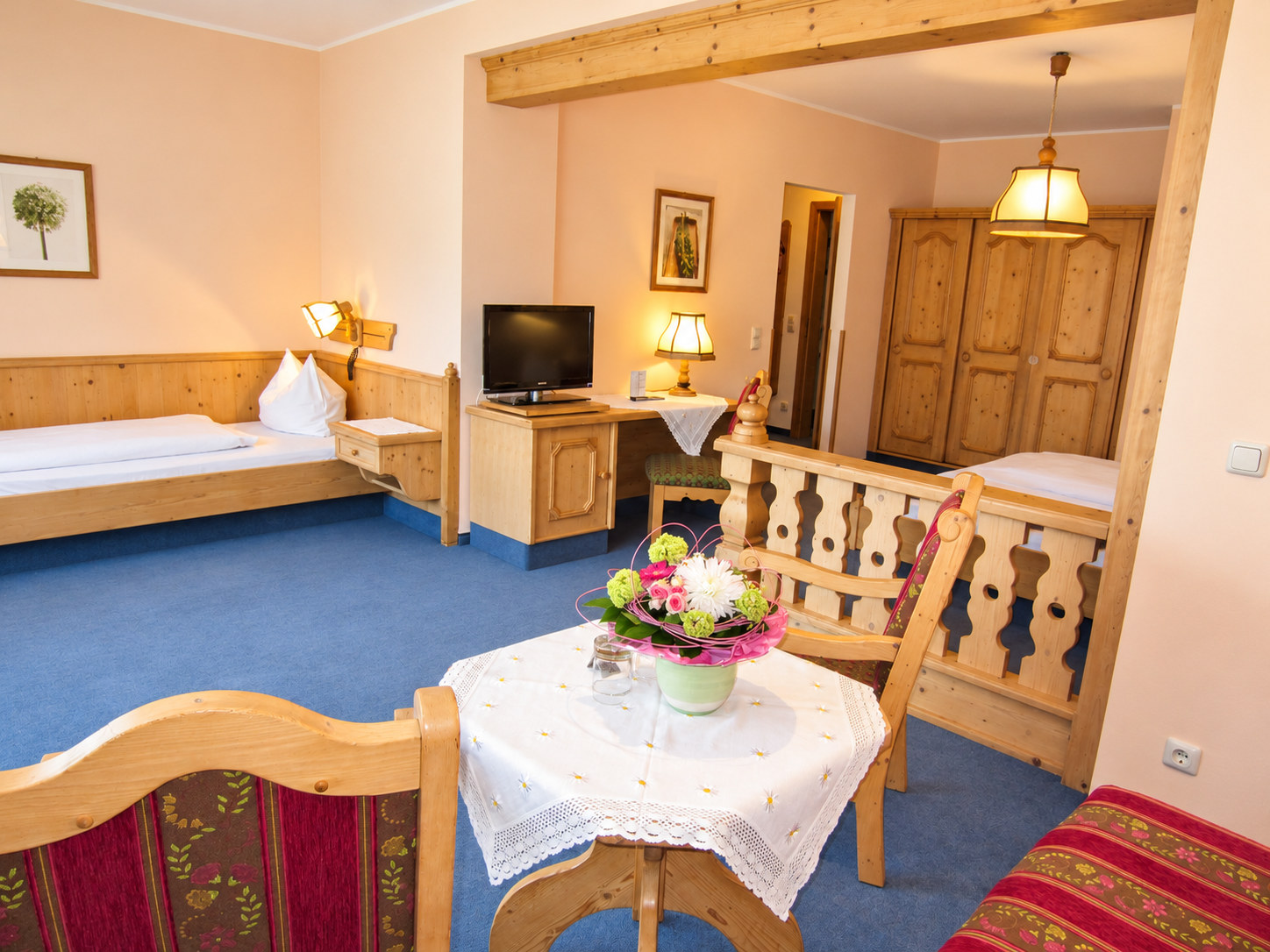 Camera familiare con letto e area salotto