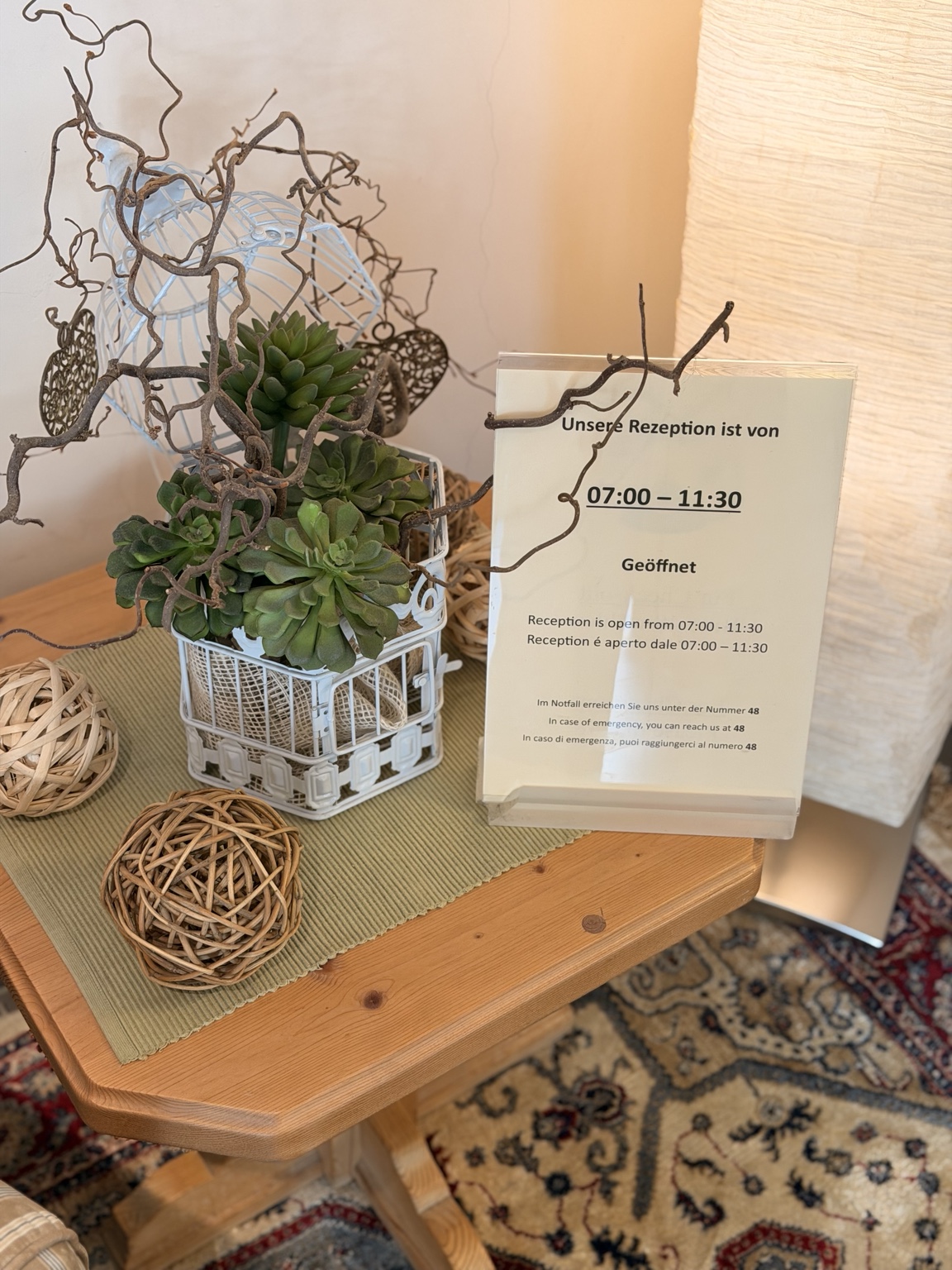 Composizione decorativa e informazioni sugli orari della reception